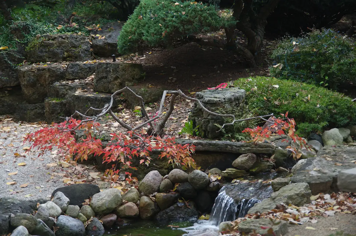 Taman Rumah Ala Jepang dengan Air Mengalir